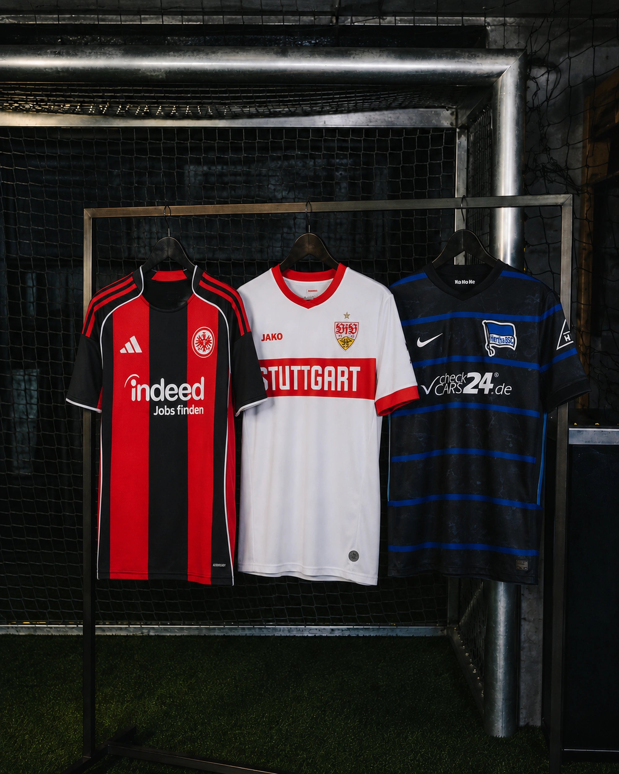 Bundesliga Mystery Box von Mystery Champs mit Fußballtrikots von Eintracht Frankfurt, VfB Stuttgart und Hertha BSC 