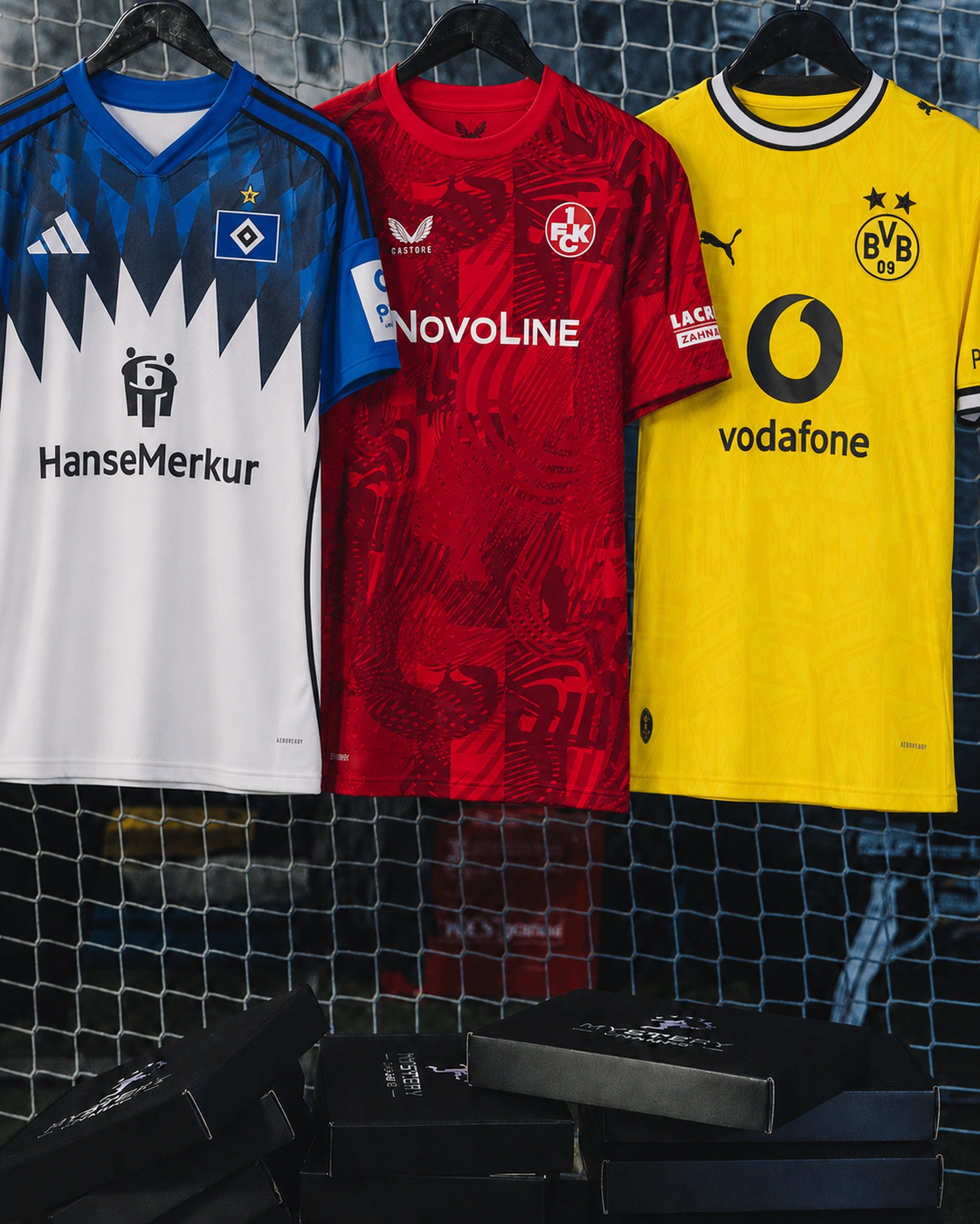 Kids Bundesliga Mystery Box von Mystery Champs mit Fußballtrikots von HSV, 1. FC Kaiserslautern und Borussia Dortmund