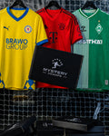 Kids Bundesliga Mystery Box von Mystery Champs mit originalen Fußballtrikots von Bayern München, Werder Bremen und Eintracht Braunschweig