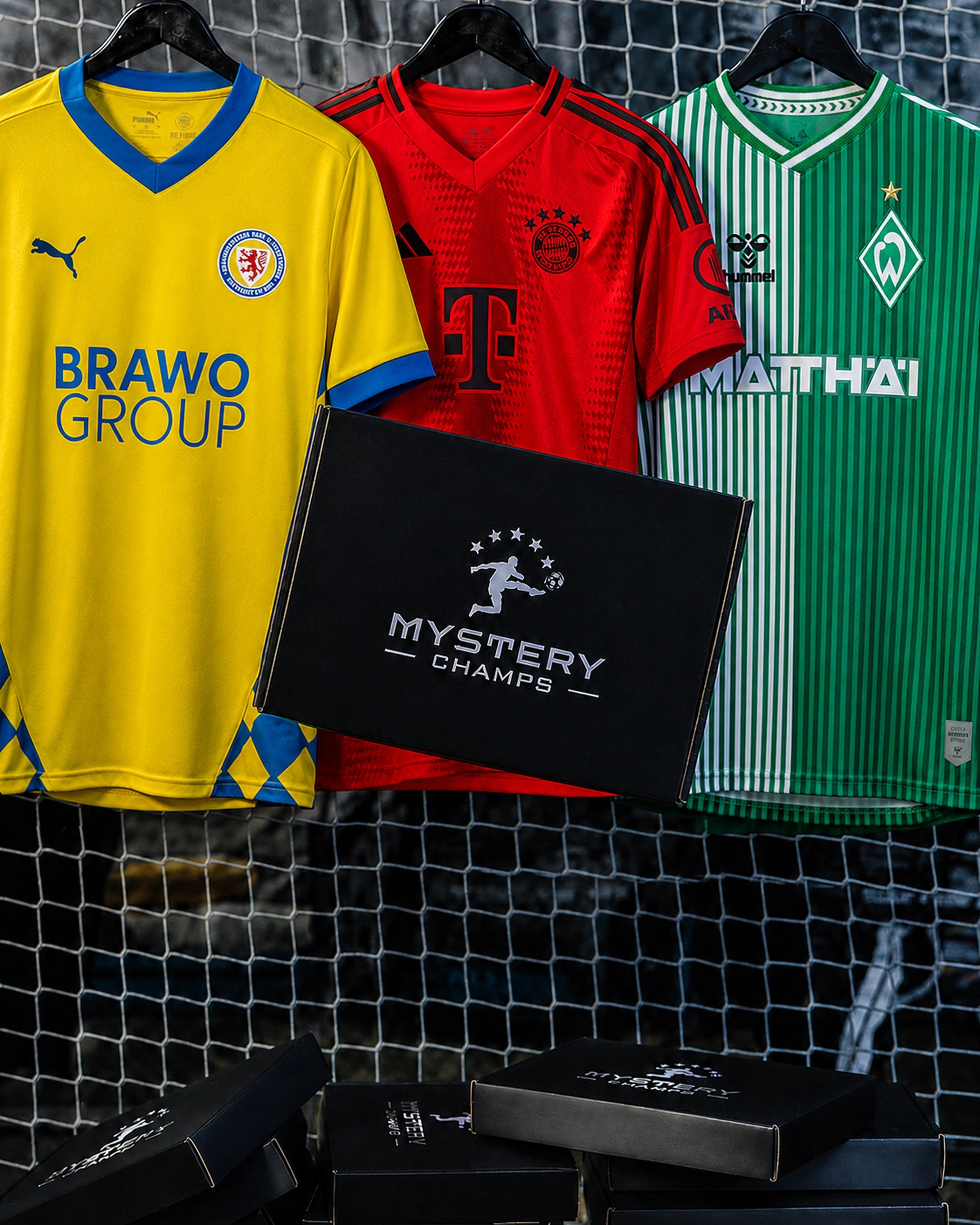 Kids Bundesliga Mystery Box von Mystery Champs mit originalen Fußballtrikots von Bayern München, Werder Bremen und Eintracht Braunschweig