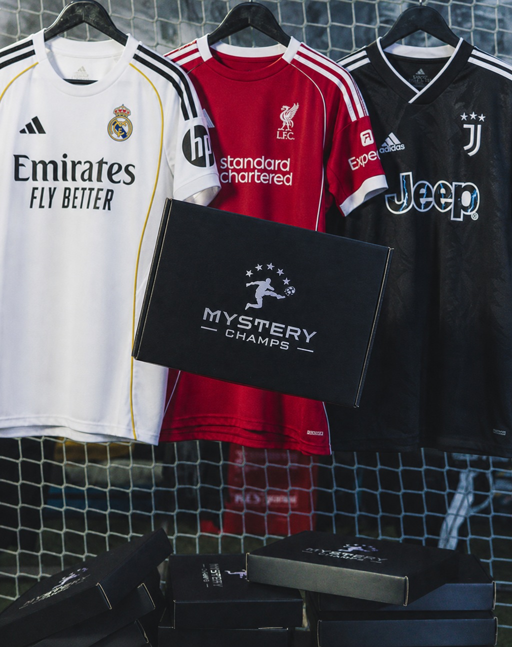 Kids Mystery Box mit neuen Original-Fußballtrikots in Kindergrößen