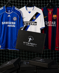 Vintage Fußballtrikot Mystery Box von MysteryChamps mit verschiedenen Retro-Trikots