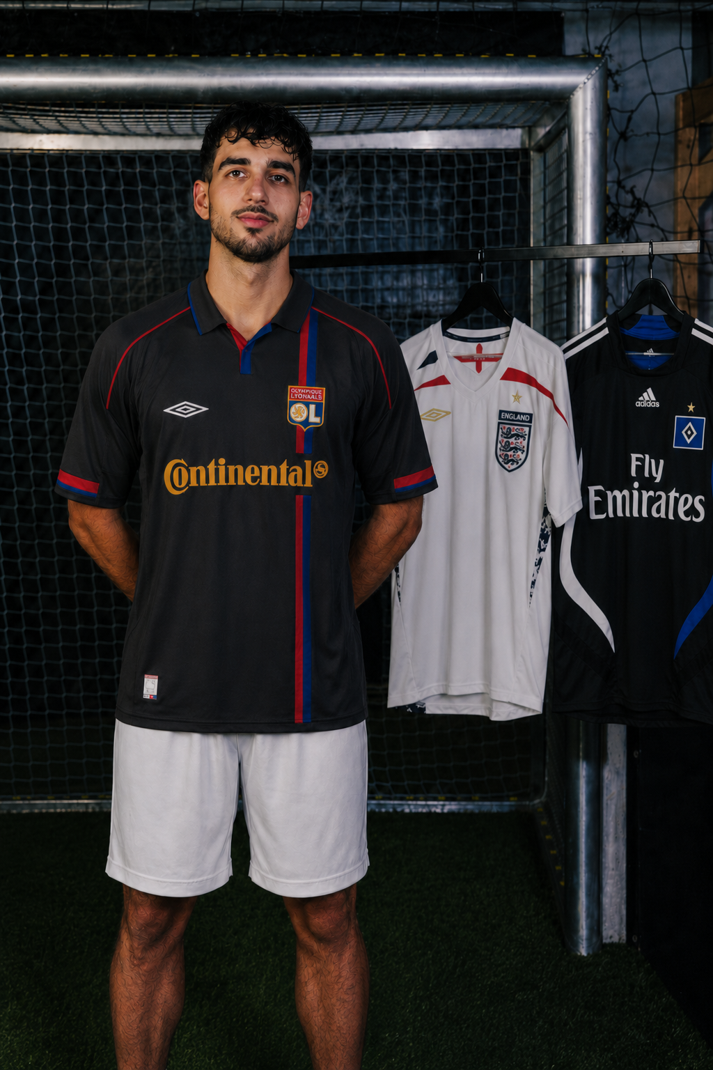 Model mit Lyon-Trikot vor Vintage-Fußballtrikots für die Premium Mystery Box von Mystery Champs