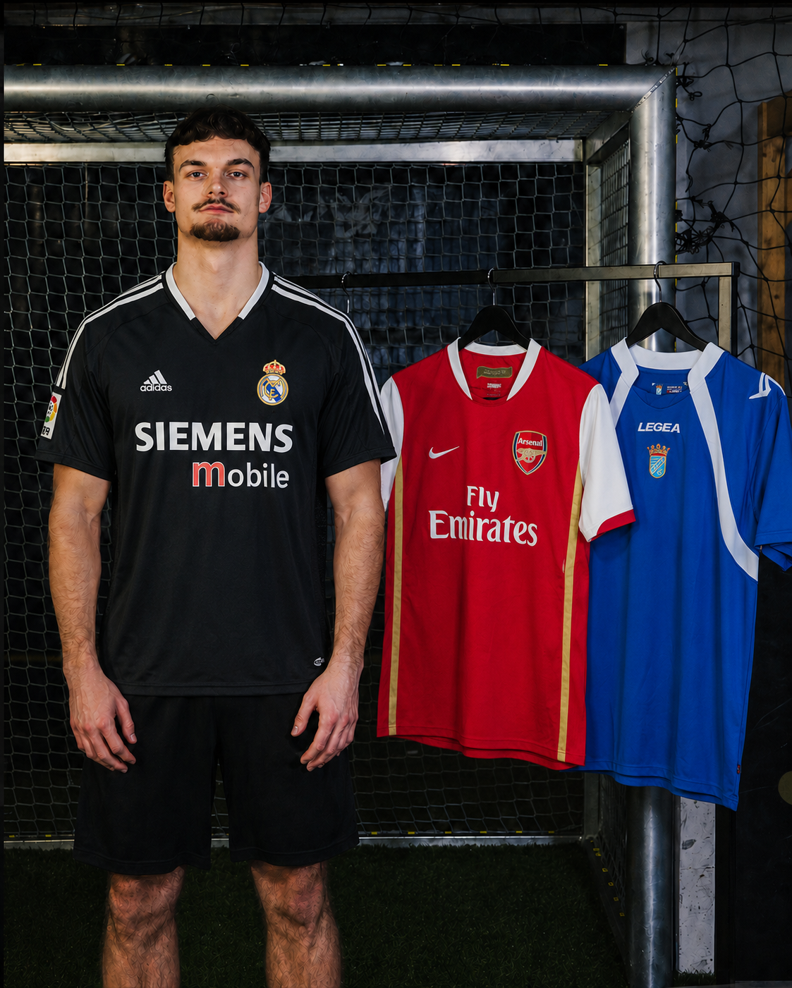 Vintage Premium Mystery Box mit Real-Madrid-Trikot sowie klassischen Fußballtrikots im Hintergrund
